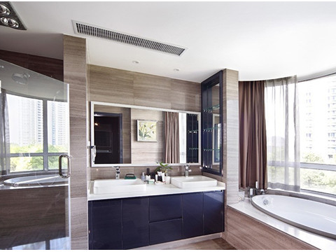 衛生間 衛生間采用與公共空間一樣的木紋石從墻面順勢鋪貼到地面，整個空間干凈利落，協調統一。黑色的烤漆板洗手臺盆恰到好處的點綴了空間。嵌入式的玻璃隔板和背板既人性化又增大了空間。